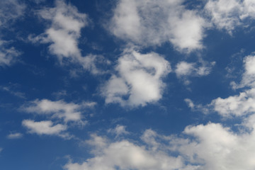 Obraz premium Błękitne niebo i chmury „Fantazje i potwory w chmurach” (obrazy bycia zdmuchniętym, nie przegrywania z wiatrem, usilnych starań itp.)