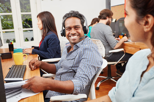 Mann in Indien im Callcenter als Kundendienst Support