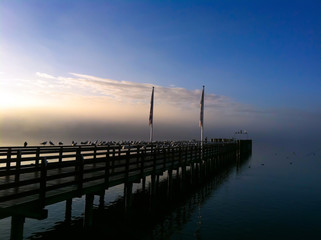 Obraz premium Schiffsanlegesteg am Starnberger See an einem nebligen Morgen