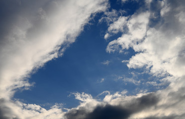 雲間に広がる青空と太陽の日差し「空想・雲のモンスターたち」（祝福の光、栄光の光、その先にある未来を照らす光、日の当たる人生、日の当たる場所、デルタなどのイメージ）