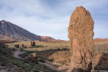 ИСПАНИЯ, КАНАРЫ, ТЕНЕРИФЕ - марта: Скала &laquo;Палец&raquo; на фоне пустыни и вулкана Тейде, в национальном парке (3718 м), объект наследия ЮНЕСКО.