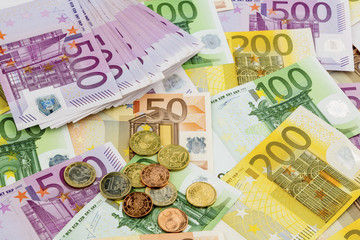 many different euro bills