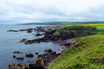 Obraz premium Aussicht auf das Dorf St.Abbs in Schottland