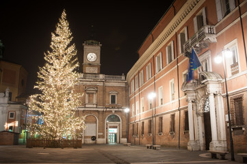 Ravenna, Piazza del Popolo, vista notturna con albero di Natale