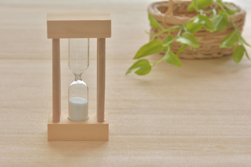 砂時計　木目背景
