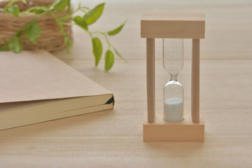 砂時計　木目背景

