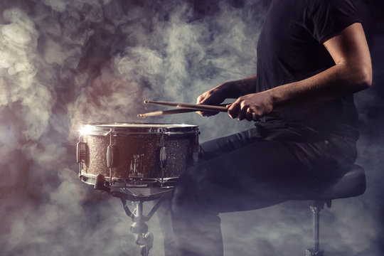 Schlagzeuger mit Snare im Nebel