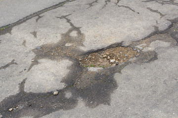 Trou dans le bitume d'une rue 