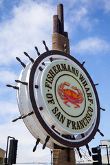 Schild in Form eines Steuerrads in Fishermans Wharf, San Francisco, Kalifornien, USA.