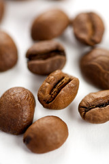 Geröstete Kaffeebohnen auf weißem Hintergrund