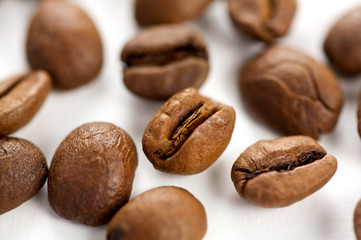 Geröstete Kaffeebohnen auf weißem Hintergrund