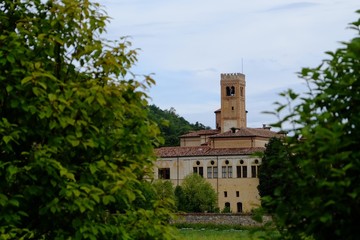 Campanile tra le verdi chiome