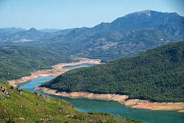 Embalse del Tranco y el Yelmo, en  las Sierras de Cazorla, Segura y Las Villas. 