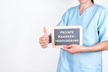 Arzt mit Schild zur privaten Kranken Versicherung PKV