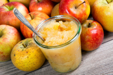 applesauce with apples on a wooden table