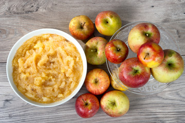 applesauce with apples on a wooden table