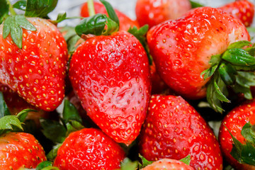 Strawberry tray in the tray to wait.