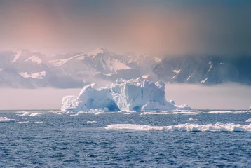 Schilderijen op glas Groenland, arctisch, noordpool: geweldige ijsberg op de zee, we kunnen dit nog steeds zien voordat de klimaatverandering volledig is © Erwin Barbé