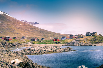 Groenland : baai met een inuitdorp, gekleurde huizen baai met een inuitdorp