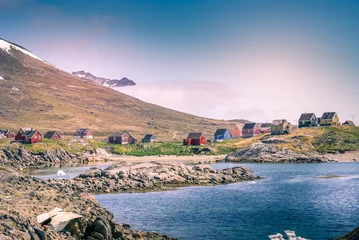 Fotobehang Poolcirkel Groenland : baai met een inuitdorp, gekleurde huizen baai met een inuitdorp