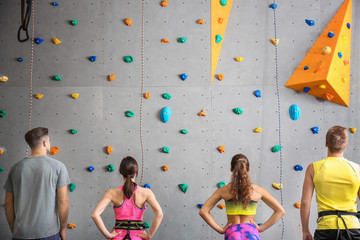 Group of young people in climbing gym - obrazy, fototapety, plakaty