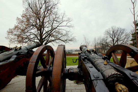 Dwie armaty ustawione na Jasnej G&oacute;rze wymierzone w kierunku Częstochowy - historyczna obrona klasztoru