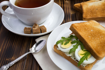 Breakfast: vegetarian sandwich with eggs,arugula and tea