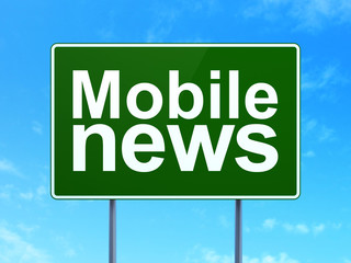 News concept: Mobile News on green road highway sign, clear blue sky background, 3D rendering