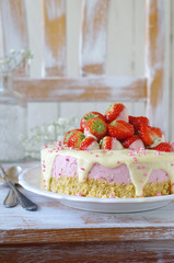 no bake Erdbeer-Quark-Torte mit Bröselboden und weißem Schokoladenguss