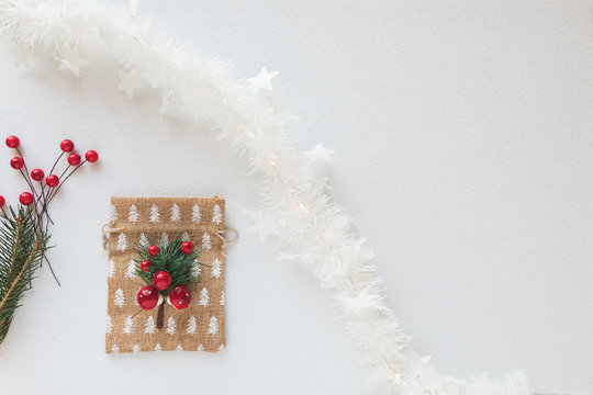 sfondo bianco per Natale con palline a addobbi. Spazio bianco per il testo