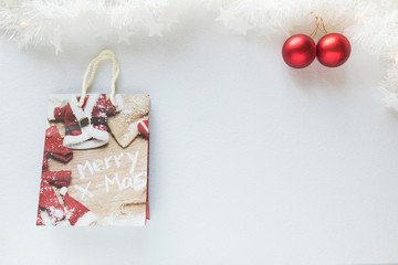 sfondo bianco per Natale con palline a addobbi. Spazio bianco per il testo