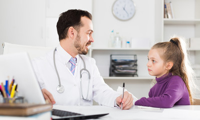 Fototapeta premium Male doctor and little girl