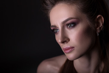 Fototapeta premium Portret pięknej kobiety na ciemnym tle