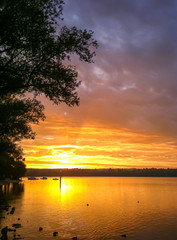 Fototapeta na wymiar Schöner Sonnenaufgang am Starnberger See in hellen orangenen Farben