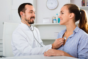 Obraz premium Woman having consultation with male doctor in hospital