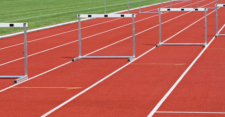 Hürden auf Tartanbahn