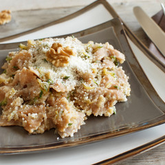 Wholegrain Pasta with topinambur cream, walnuts and zucchini