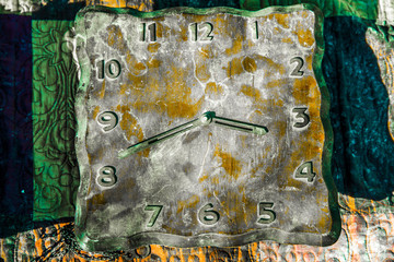 Reloj decorativo con color llamativo y antiguo que todavia da la hora alegre y correctamente en  la intemperie a pesar de su uso