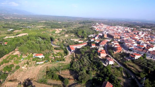 Jaraiz de la Vera desde el aire. Pueblo de Caceres en Extremadura, España. Video aereo con drone