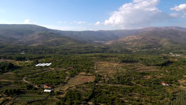 Jaraiz de la Vera desde el aire. Pueblo de Caceres en Extremadura, España. Video aereo con drone