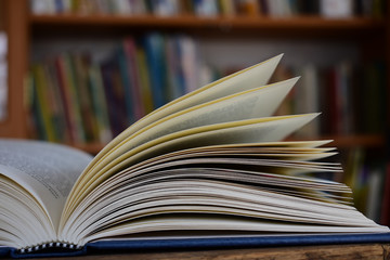 Fototapeta premium otwarta książka w bibliotece