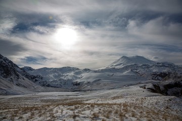 Зимний пейзаж, яркое солнце, снежные склоны, природа Северного Кавказа