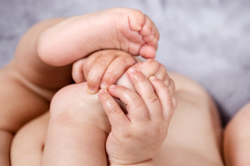 Obraz na płótnie Canvas baby hands and feet