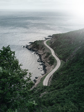 Stra&szlig;e die zum Ende einer Insel f&uuml;hrt