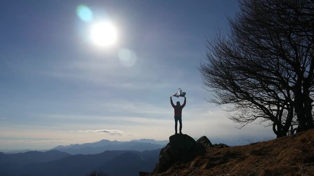 Bandiera di amore con il mondo nel cielo azzurro