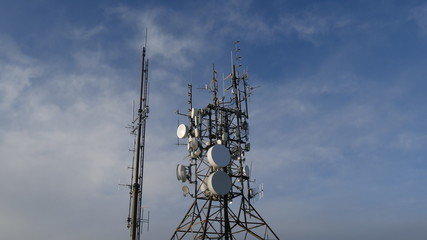 Antenne sul traliccio per la trasmissione televisione e radio