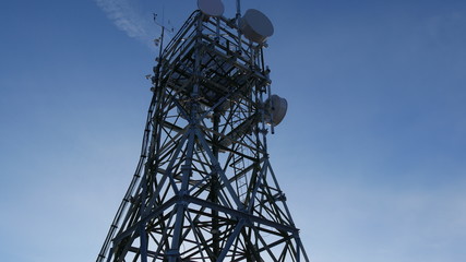 Antenne sul traliccio per la trasmissione televisione e radio