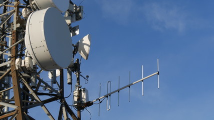 Antenne sul traliccio per la trasmissione televisione e radio