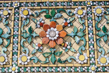 Pagoda is in Wat Pho that was named as the temple of the pagoda or chedi that are decorated with yellow glaze or glazed tiles or dark blue. 
