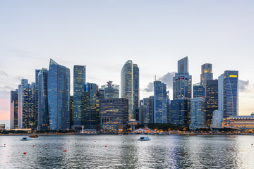 Fototapeta premium Amazing Singapore skyline at sunset. Skyscrapers in downtown